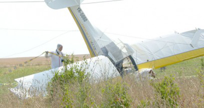 Un avion de mici dimensiuni, prăbuşit pe un câmp, lângă Bucureşti