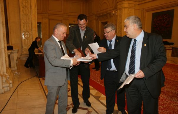 Parlamentarii își țin pensiile speciale la secret