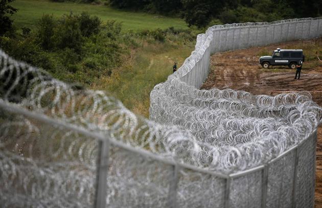 Este oficial: Ungaria va construi un gard la graniţa cu Serbia