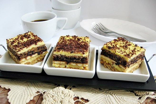 Prajitura cu blat de albusuri, biscuiti si crema de galbenusuri