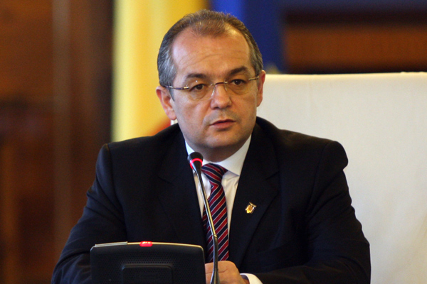 Emil Boc acuzat de clujeni că le depozitează gunoiul sub nas. Criza gunoaielor din Cluj scăpată de sub control