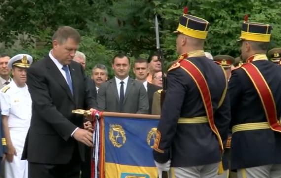 Iohannis și Oprea, la aniversarea a 155 de ani de la înființarea primei unități de gardă din Armata Română modernă