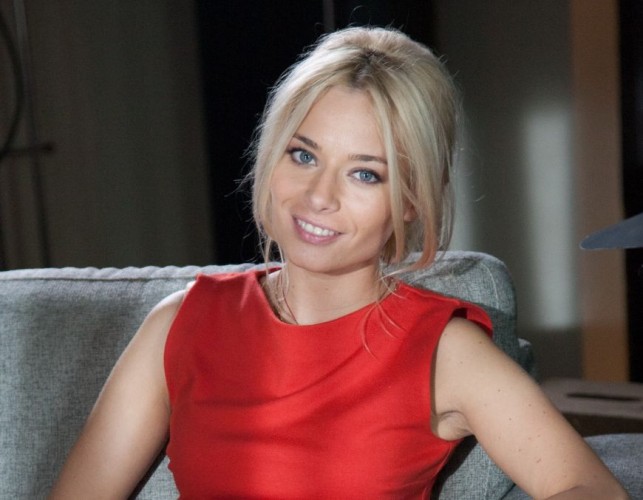 Laura Cosoi, pe ultima sută de metri cu pregătirile de nuntă! Vezi cu cine se sfătuieşte vedeta