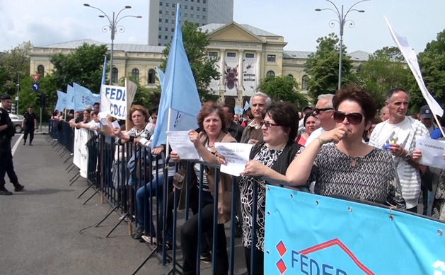 Sindicatele critică majorarea salariilor demnitarilor