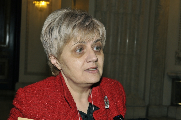 Aleşii nu renunţă la eliminarea cătuşelor. Cristiana Anghel: “Deci să nu îmi vină cu argumente, vai este făcută pe picior”