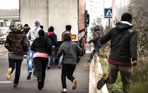 Guvernul britanic ameninţă imigranţii ilegali cu închisoarea