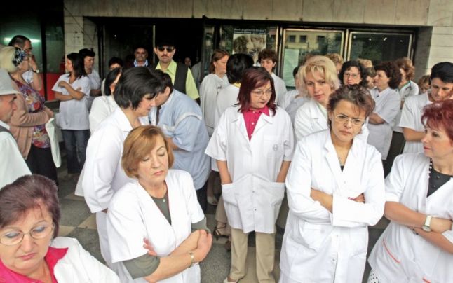 Revolta halatelor albe declanșează greva generală împotriva corupției