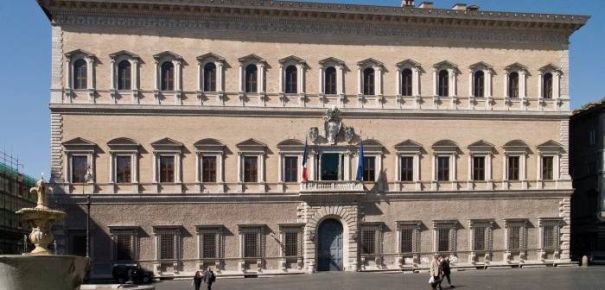 Un plic a explodat în Ambasada Franţei din Roma. Clădirea a fost evacuată