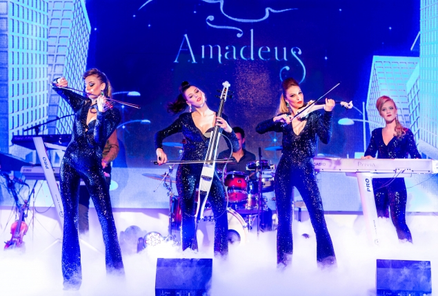 Fetele de la Amadeus, show cu artificii si fantani arteziene pentru 60.000 de oameni!