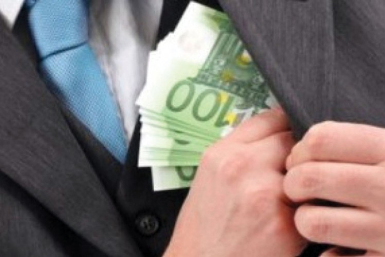 Decanul Facultăţii de Medicină de la Universitatea din Braşov a refuzat o mită de 1000 de euro
