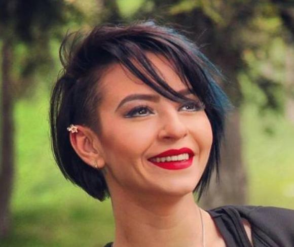 Giulia Anghelescu a făcut senzaţie la botezul băieţelului ei! Vedeta şi-a etalat silueta perfectă într-o ţinută de excepţie