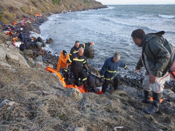 Grecia: Garda de coastă salvează 242 de migranți după scufundarea ambarcațiunii lor; cel puțin 3 morți