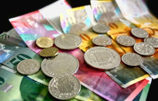 Guvernul ar putea ajuta clienții cu credite în franci. Creditele ar putea scădea cu 15%