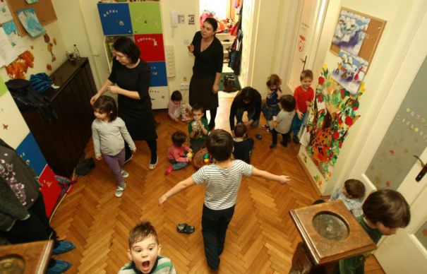 Lege: 50 de lei pe lună pentru copiii din familii defavorizate care merg la grădiniță
