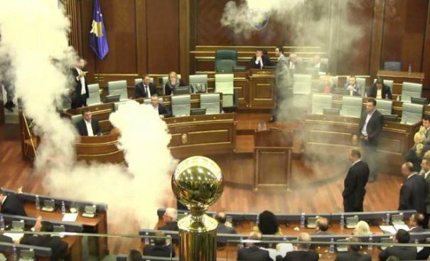 Nebunie în Parlament: Opoziţia a aruncat cu gaze lacrimogene. Două deputate au leşinat