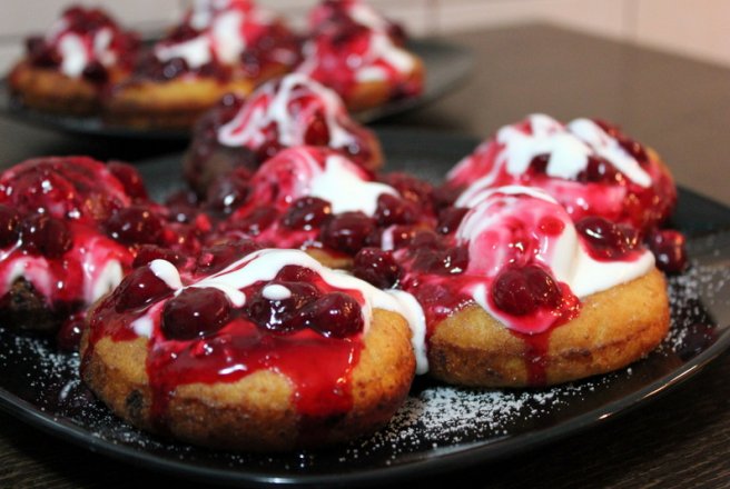 Papanasi cu smantana si topping delicios de visine