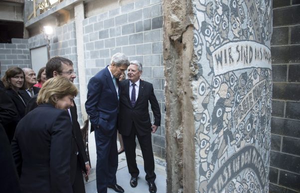 Parlamentarii lui Merkel vor ziduri la graniță, pentru a opri imigranții