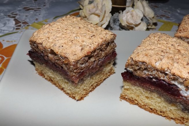 Prajitura cu dulceata de prune si bezea cu nuca