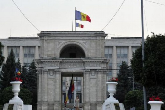 Alertă! Ameninţare cu bombă la Chișinău. Clădirea guvernului a fost evacuată