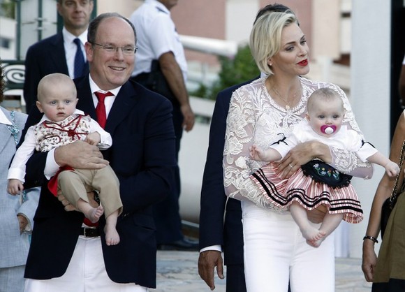 Ce mari au crescut gemenii lui Albert de Monaco! Au făcut primii pași