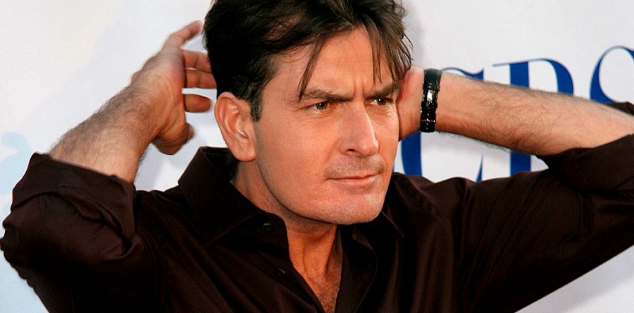 Charlie Sheen riscă 8 ani de închisoare din cauza virusului HIV