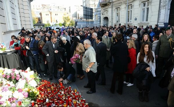 Mii de persoane onorează victimele atacurilor de la Paris, panică de scurtă durată în capitala franceză