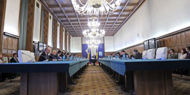 Miniștrii Cabinetului Cioloș, audiați și avizați favorabil de comisiile Parlamentului (sinteză)