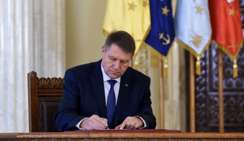 Preşedintele Klaus Iohannis i-a decorat pe eroii care au ars în Colectiv încercând să salveze alte victime: Au dat dovadă de curaj. Eroii nu pier niciodată