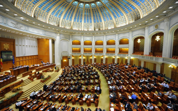 Senat: Adoptatorul poate beneficia de concediu de acomodare pe durata încredințării copilului în vederea adopției