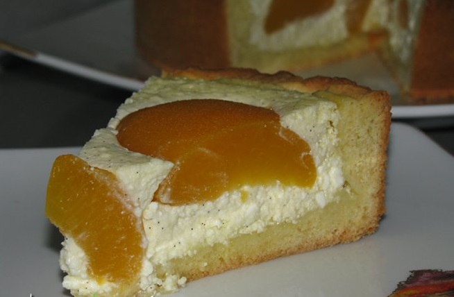 Tarta cu branza aromata cu vanilie si piersici