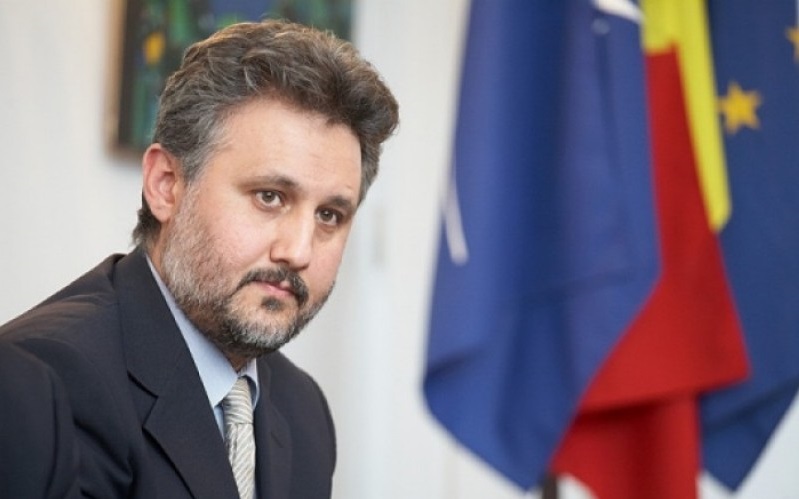 Ambasadorul român la Chișinău: Gestul deputatului socialist de a rupe harta României Mari ține de politica internă a Republicii Moldova