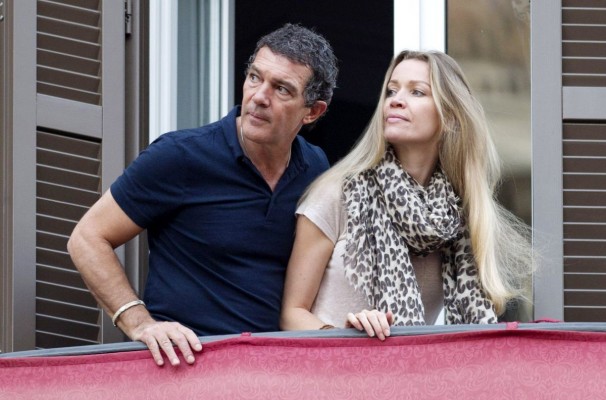 Antonio Banderas are o iubita super sexy! Nicole e cu 20 de ani mai tanara decat el e blonda si foarte frumoasa!