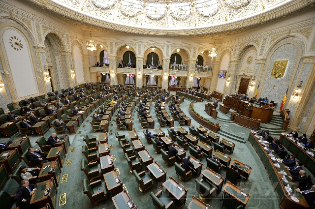 Pensiile babane pentru primari au fost adoptate de Senat. Liberalii au ieşit din sală