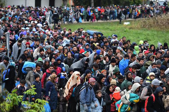 UE cere Italiei să amprenteze toți migranții, cu forța dacă este cazul