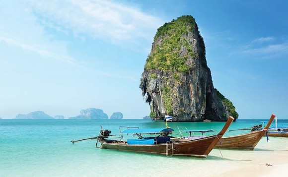 Îşi umplu sacul cu bani din cântat şi fug în Thailanda la bronzat