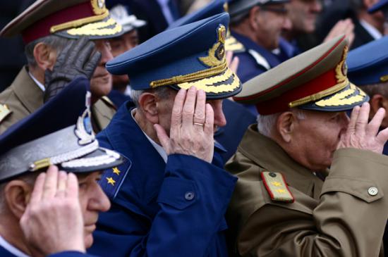 Pensiile mici pot scoate militarii în stradă