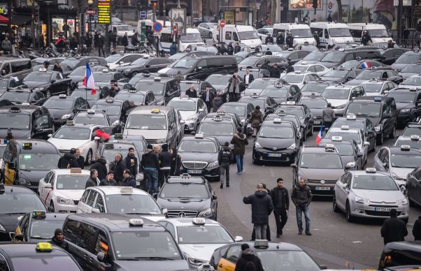Ziua manifestațiilor în Franța. Funcționarii publici, nemulțumiți de măsurile de austeritate