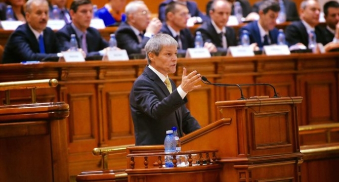 Cioloș: Îi rog, pe cei care învinuiesc Guvernul de teamă, să pună în practică ceea ce cer altora să facă
