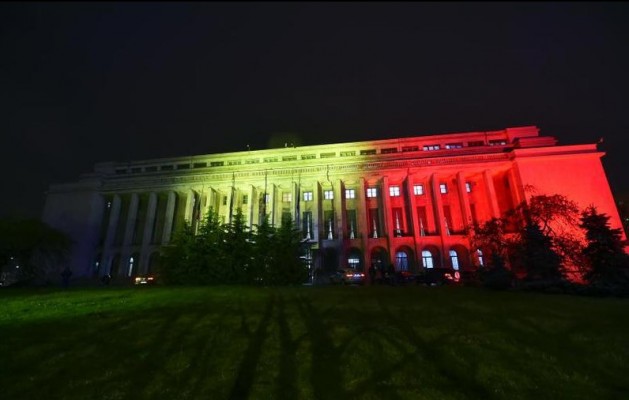 Palatul Victoria, iluminat în culorile drapelului belgian, în semn de solidaritate cu victimele atentatelor de la Bruxelles