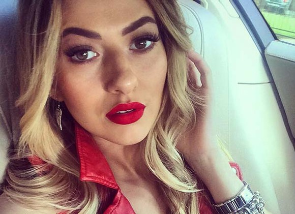 Vai, ce frizura si-a tras Lidia Buble! Are un bob blond-alb