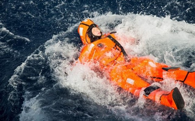 Incredibil! O doamnă ministru a sărit în mare, ca să simtă cum e să fii refugiat. Care a fost reacția opiniei publice