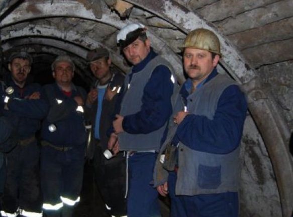 Minerii care au plecat în marș spre București dorm pe terenul de sport al Termocentralei Ișalnița din Dolj