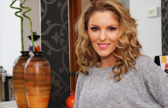 Denisa Nechifor, intr-o super masina de 150.000 de euro!