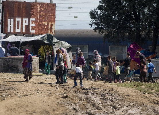 Grecia: A început evacuarea taberei de migranți din Idomeni; relocarea se desfășoară cu ‘calm’