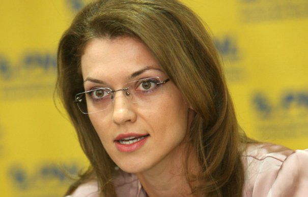 Alina Gorghiu îi cere premierului să deschidă o linie verde telefonică pentru românii din Marea Britanie