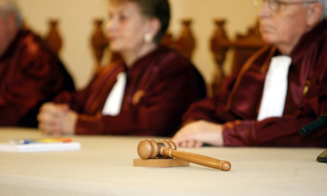 CCR discută pe 6 iulie sesizarea lui Iohannis privind neconstituționalitatea legii referitoare la statutul aleșilor locali