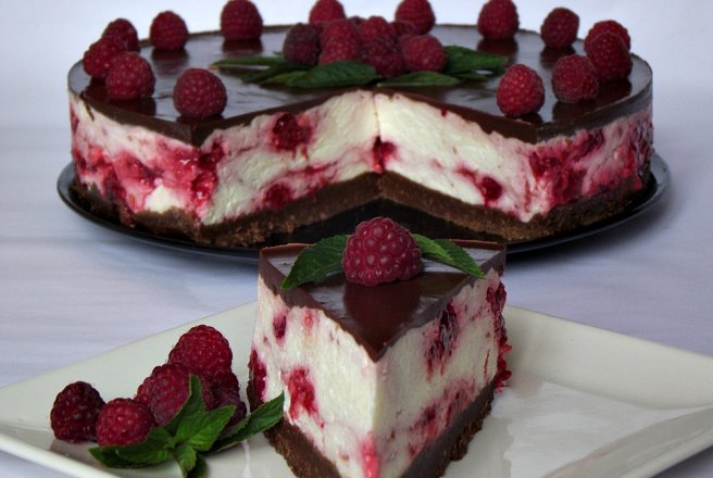 Cheesecake rece cu ciocolata si zmeura