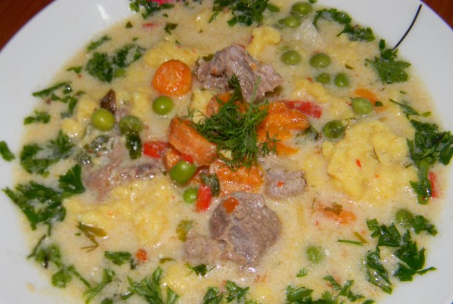 Ciorba de porc cu mazare, galuste si smantana