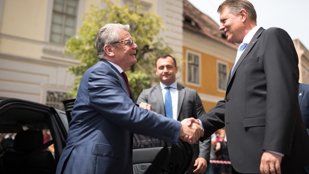 Klaus Iohannis l-a decorat pe președintele Germaniei cu Ordinul Național “Steaua României” în grad de Colan
