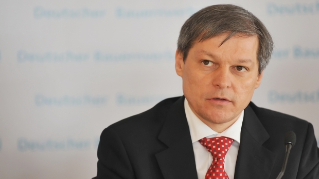 Premierul Dacian Cioloș a depus o coroană de flori, joi seară, la Arcul de Triumf